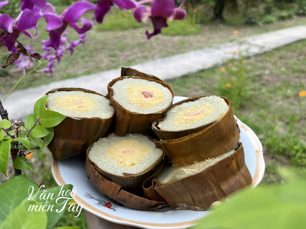 Bánh tét miền Tây – Chiếc lá gói trọn hương quê